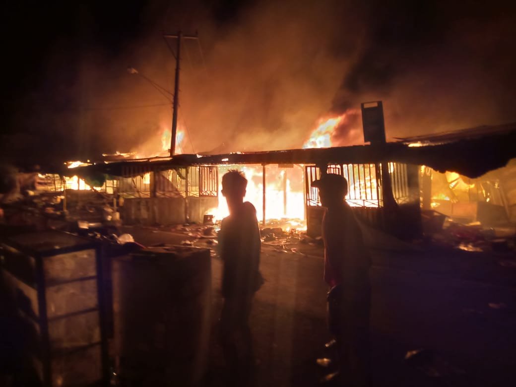 Puluhan Lapak Pedagang Pasar Soro Kempo Dompu Hangus Terbakar