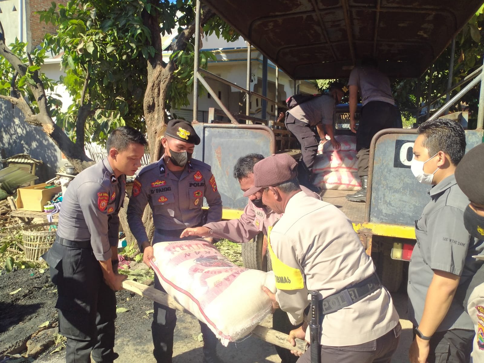 Kapolres Bima Kota Bawa Ratusan Paket Sembako Untuk Korban  Kebakaran Sape