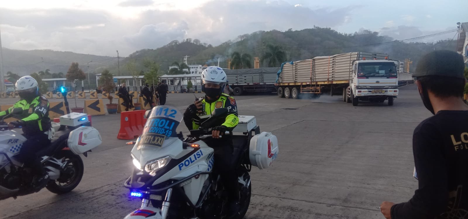 Kedatangan Logistik Grand Stand WSBK Dikawal Ekstra Polisi, dari Pelabuhan Lembar Hingga Lokasi Sirkuit Mandalika Lombok Tengah