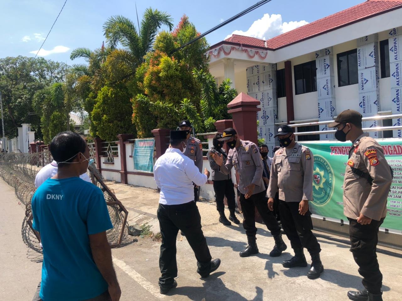 Ratusan Personel Polres Bima Dikerahkan Amankan Sidang Tracking Mangrove