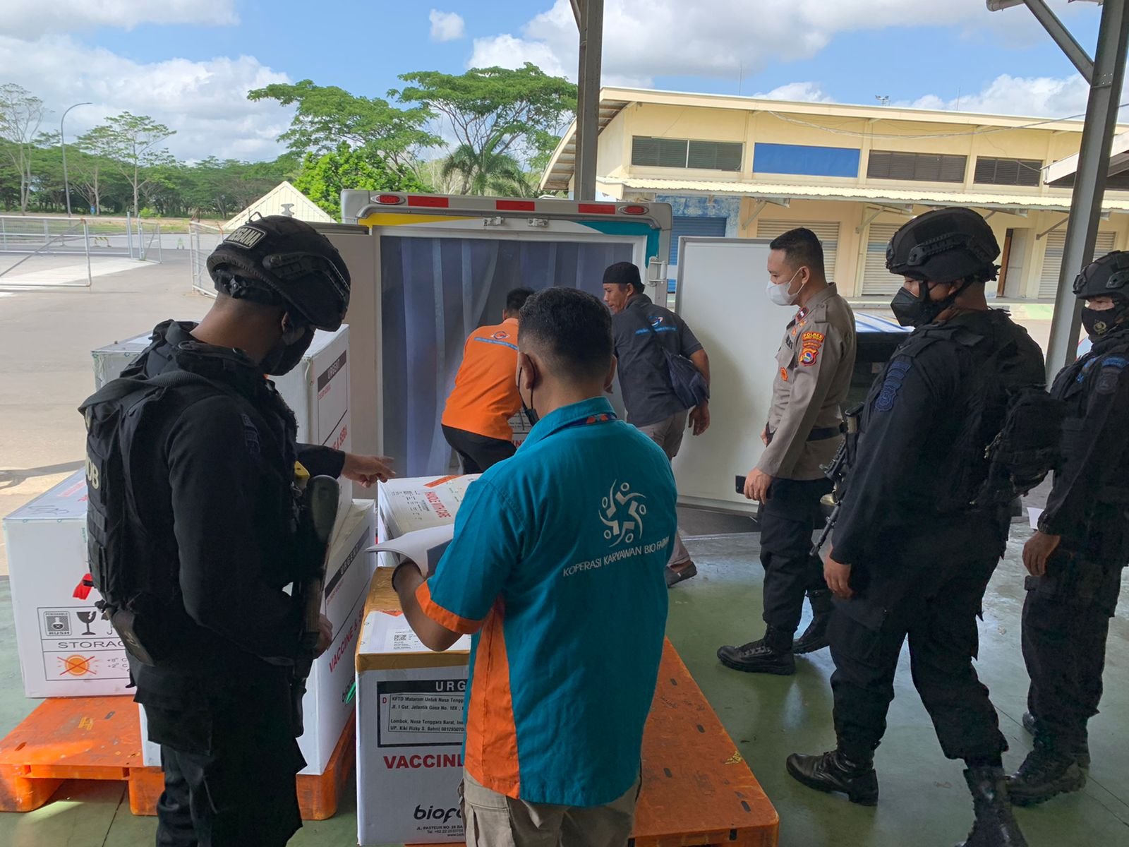 Tim Gegana Bersenjata Kawal Kedatangan 7 Koli Vaksin Sinovac di Bandara ZAM