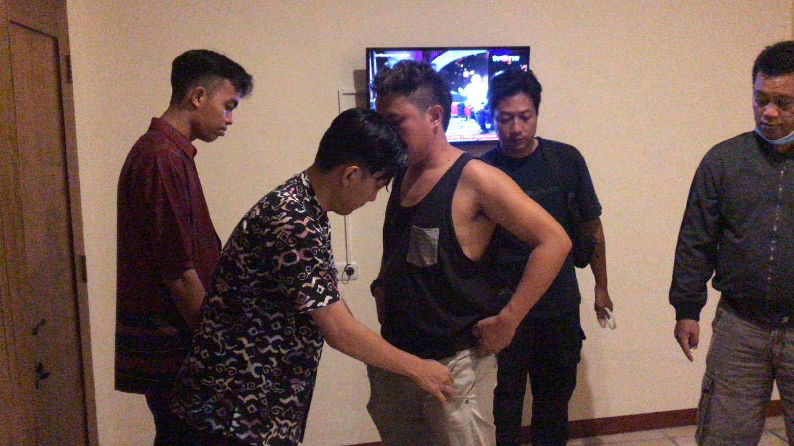 Diduga Bandar 975 Butir Pil Ekstasi, Rully Warga Karang Jangkong Mataram Diborgol