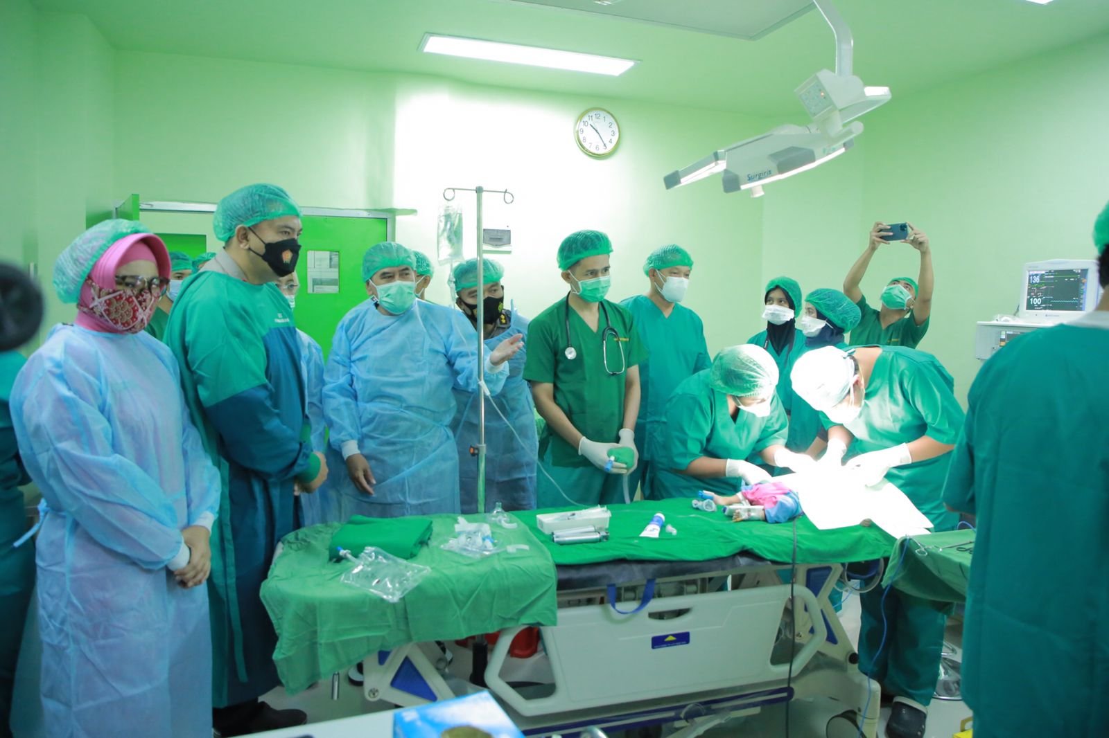 Polisi untuk Rakyat, Polda NTB Gandeng Peace And Love Jatim Gelar Baksos Operasi Bibir Sumbing Gratis