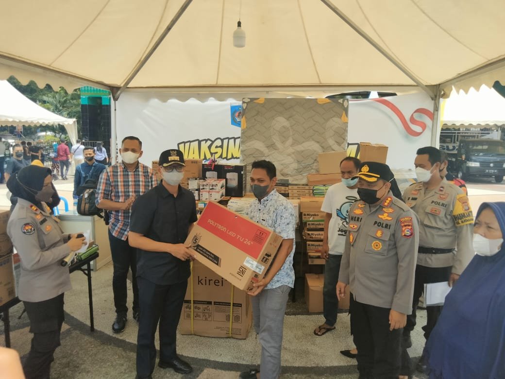 Walikota Mataram Menyerahkan Hadiah Secara Simbolis Kepada Pemenang Undian Vaksin Berhadiah