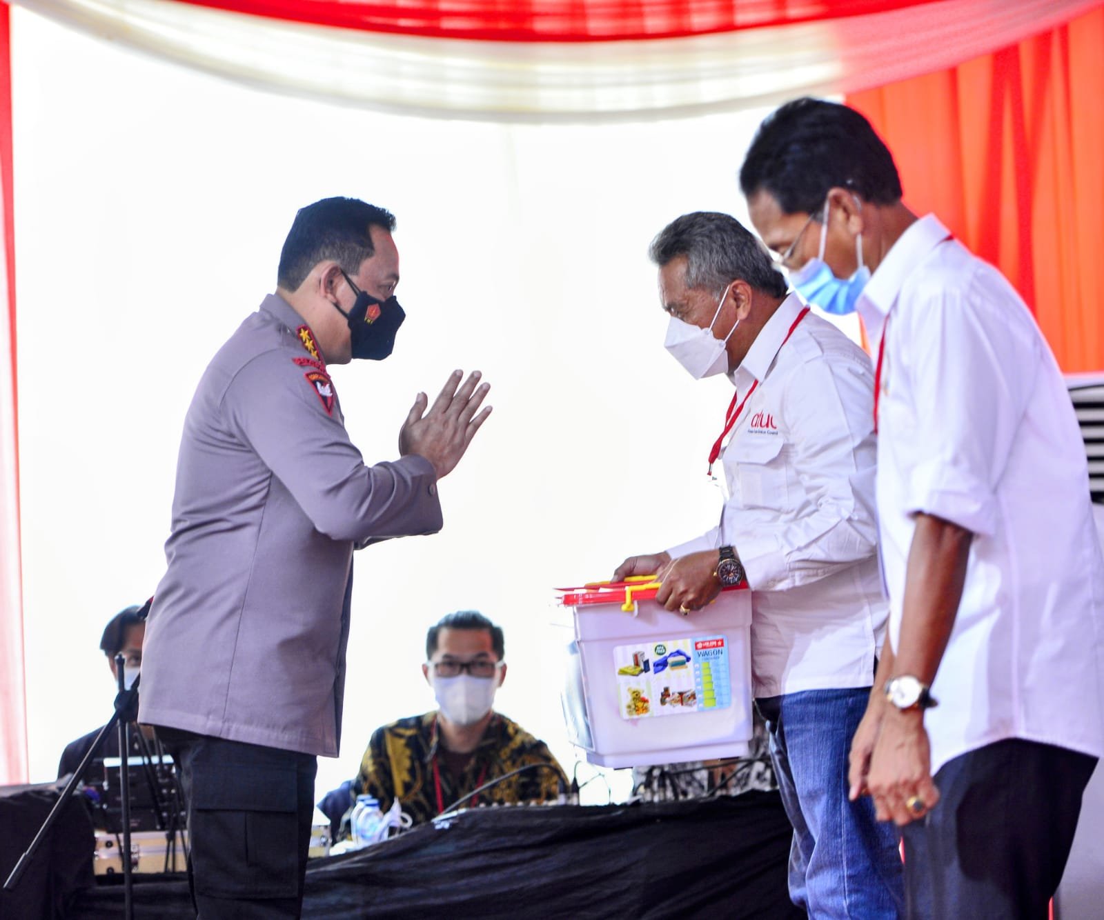 Bagikan Ribuan Sembako, Kapolri Berpesan ke Buruh Tetap Jaga Prokes