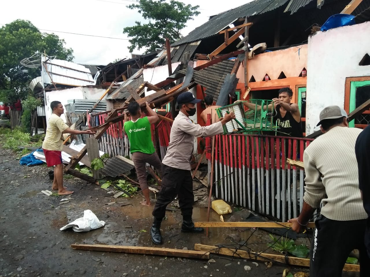 Hujan Lebat Disertai Angin Kencang Terbangkan Puluhan Atap Rumah Warga Manggalewa Dompu
