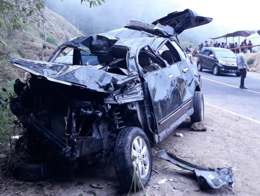 Mobil Terjun Pada Kedalaman 30 Meter di Jurang Pusuk Sembalun, Kepala UPT Batu kliang Lombok Tengah Meninggal Istri Luka Parah