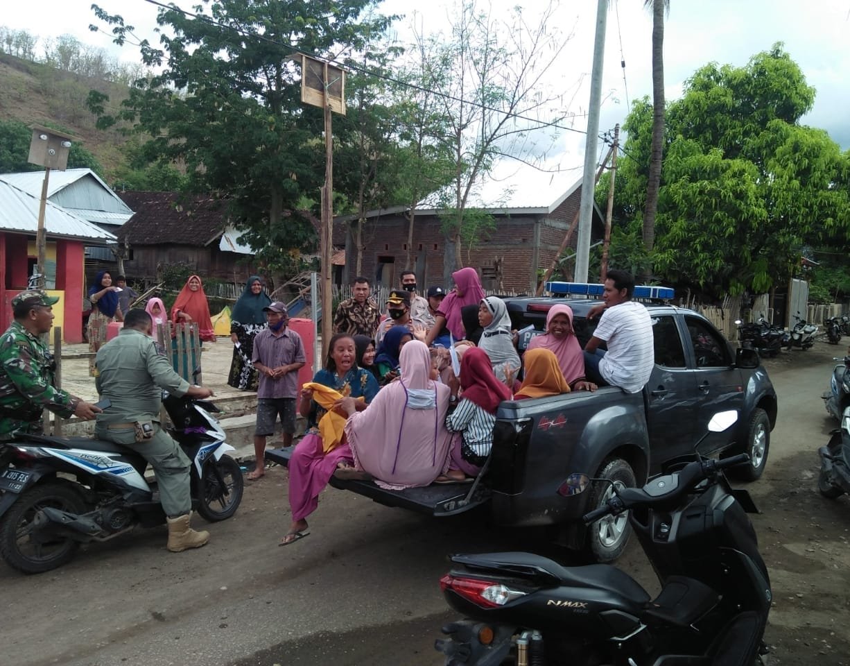 Polsek Wera Gempur Vaksin di Dua Desa, Warga Diangkut Menuju Puskesmas