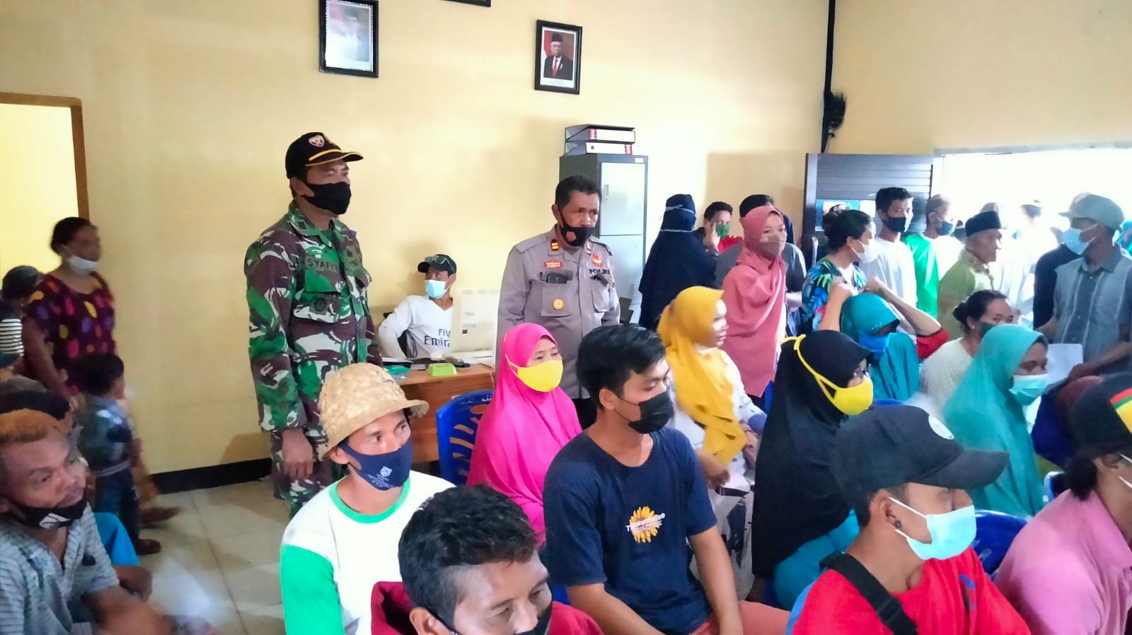 Kejar Target, Bhabinkamtibmas Desa Mura Angkut Warga Secara Door To Door