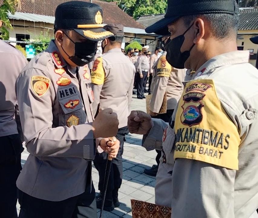 Sukseskan Vaksinasi, Kapolresta Ganjar Reward Kepada 10 Bhabinkamtibmas dan ASN Polresta