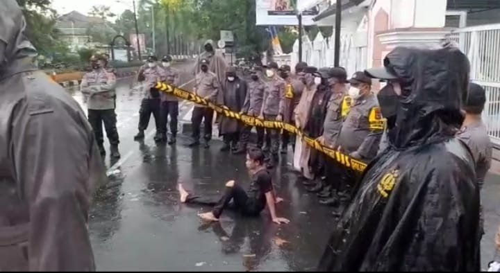 Diguyur Hujan, Kapolresta dan Anggota Basah Basahan Kawal Pengamanan Pengunjuk Rasa