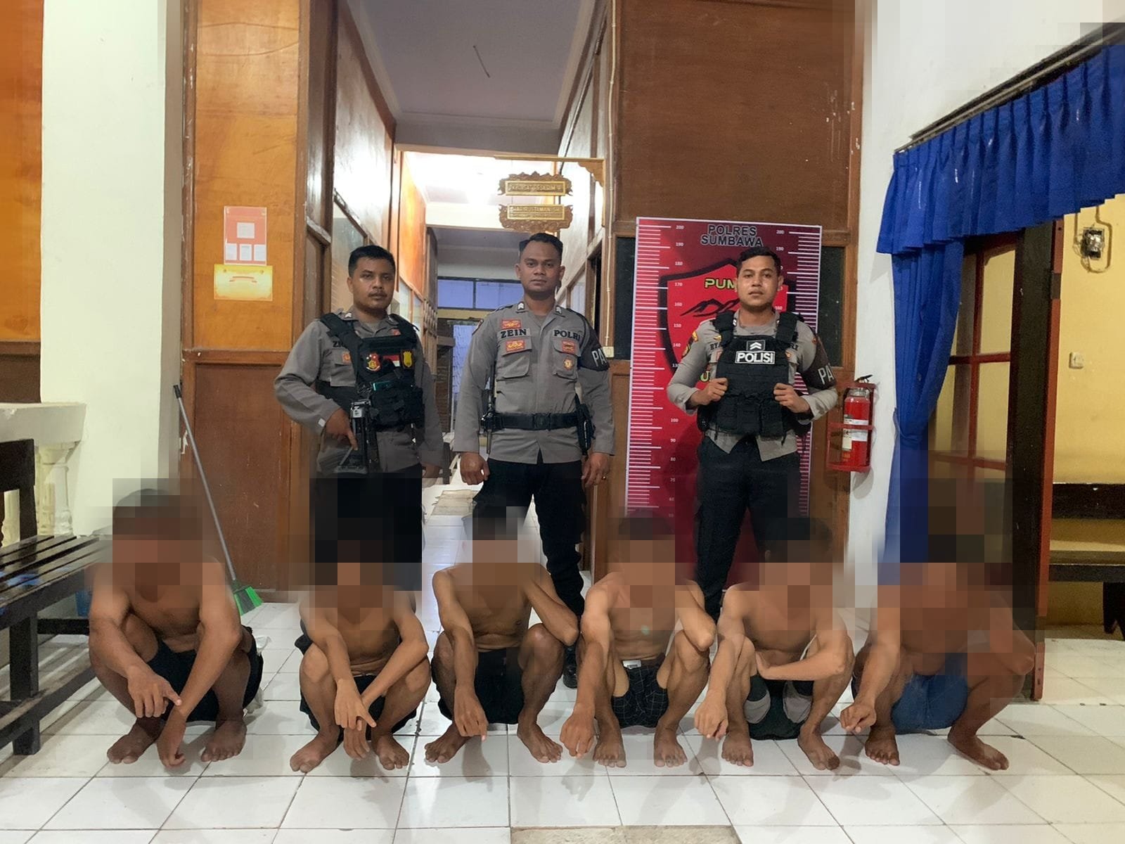 Dibawah Pengaruh Miras Enam Pelajar Berbuat Onar, Rusak Motor dan Tusuk Korban dengan Belati