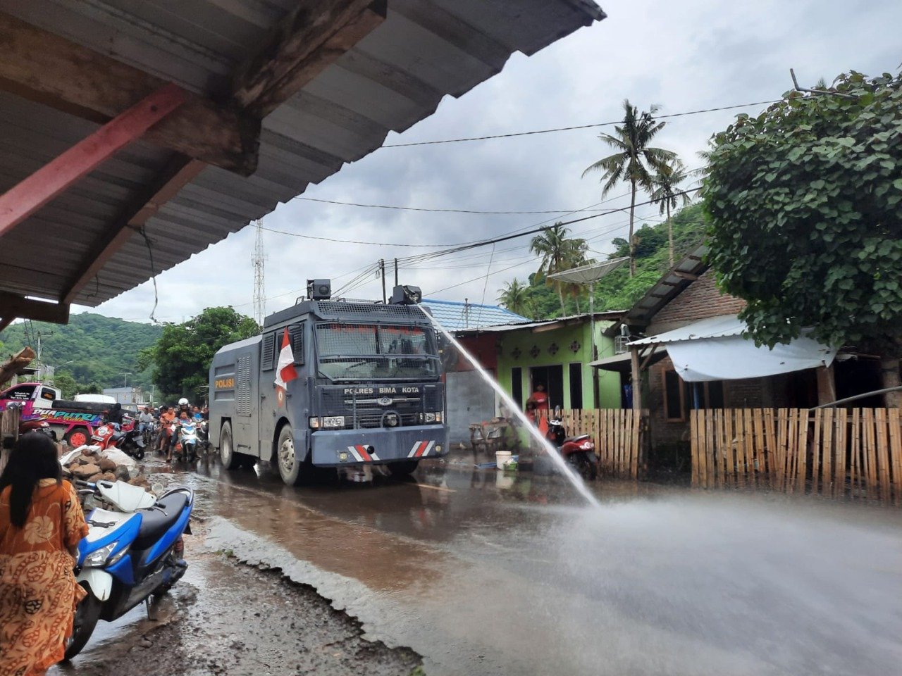 Mobil Watercanon dan Anggota Polres hingga Babinsa Dikerahkan Bersihkan Sisa Banjir Bima