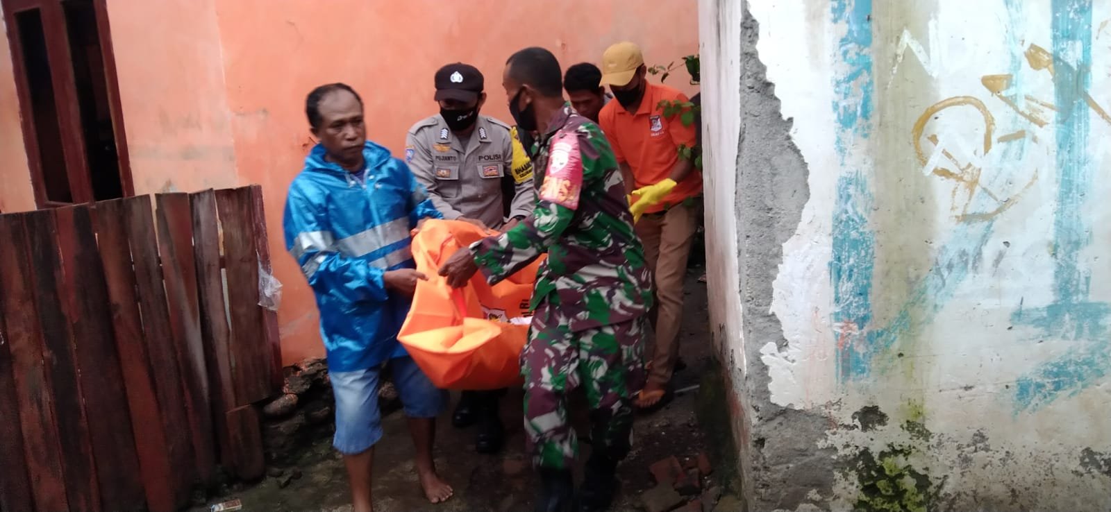 Pulang dari Pantai, Pasutri Warga Woja Dompu Temukan Ayahnya Tewas di Kamar Mandi