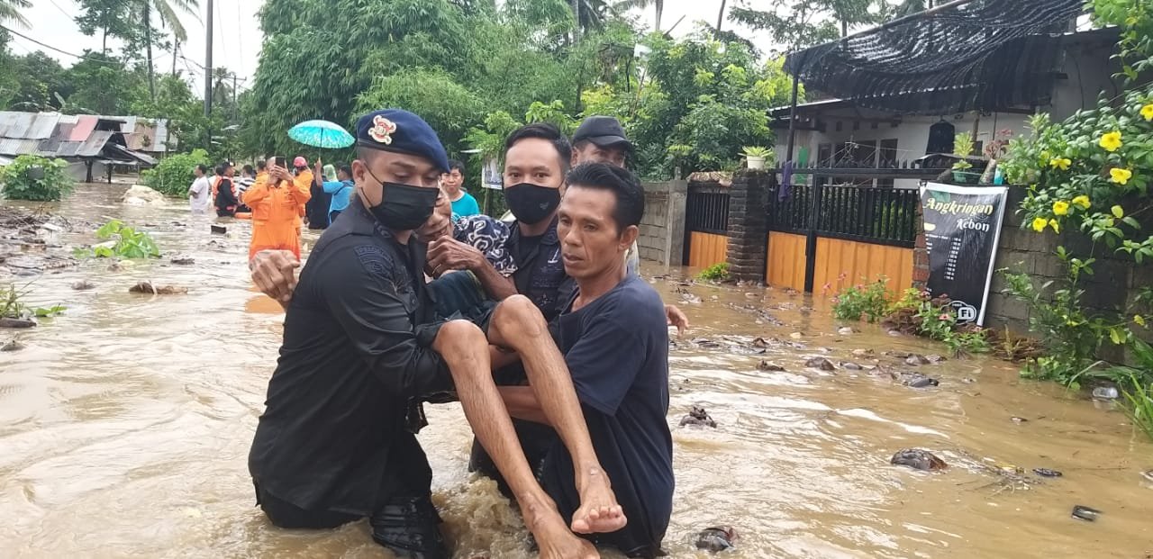 Banjir di Gunungsari, Brimob Polda NTB Langsung Terjun Ke Lapangan Bantu Warga.