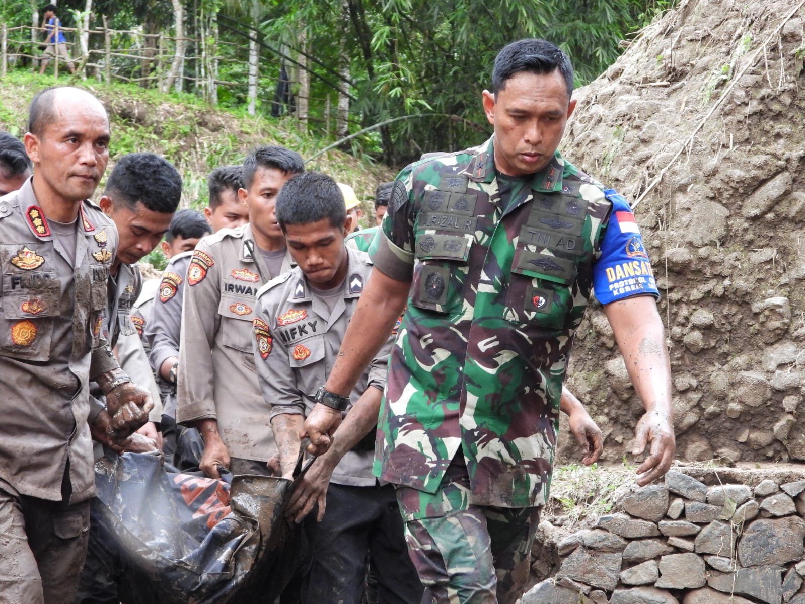 Korban Meninggal lima Orang, H Suri Terseret Banjir Saat Berusaha Menyelamatkan Sapinya