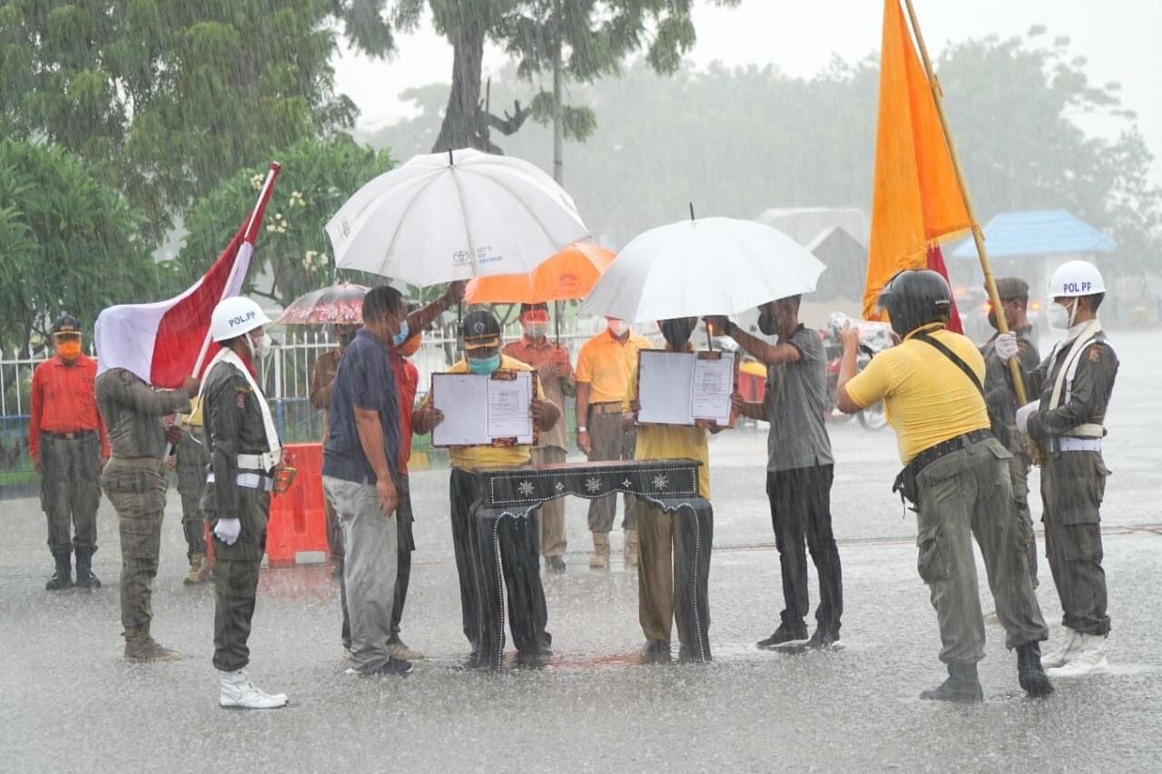 Hujan Deras di Khayangan Lotim tidak Menyurutkan Upacara Serah Terima Pataka Lambang Daerah Nusa Tenggara Barat Tahun 2021