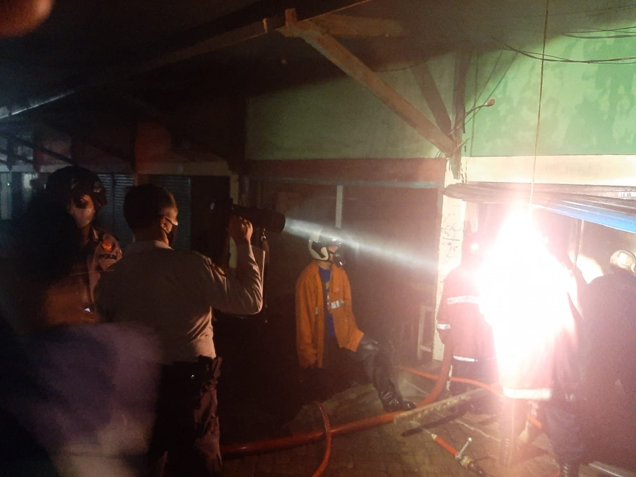 Pasar Mandalika Cakra Terbakar, Tiga Lokal Toko Dilalap si Jago Merah