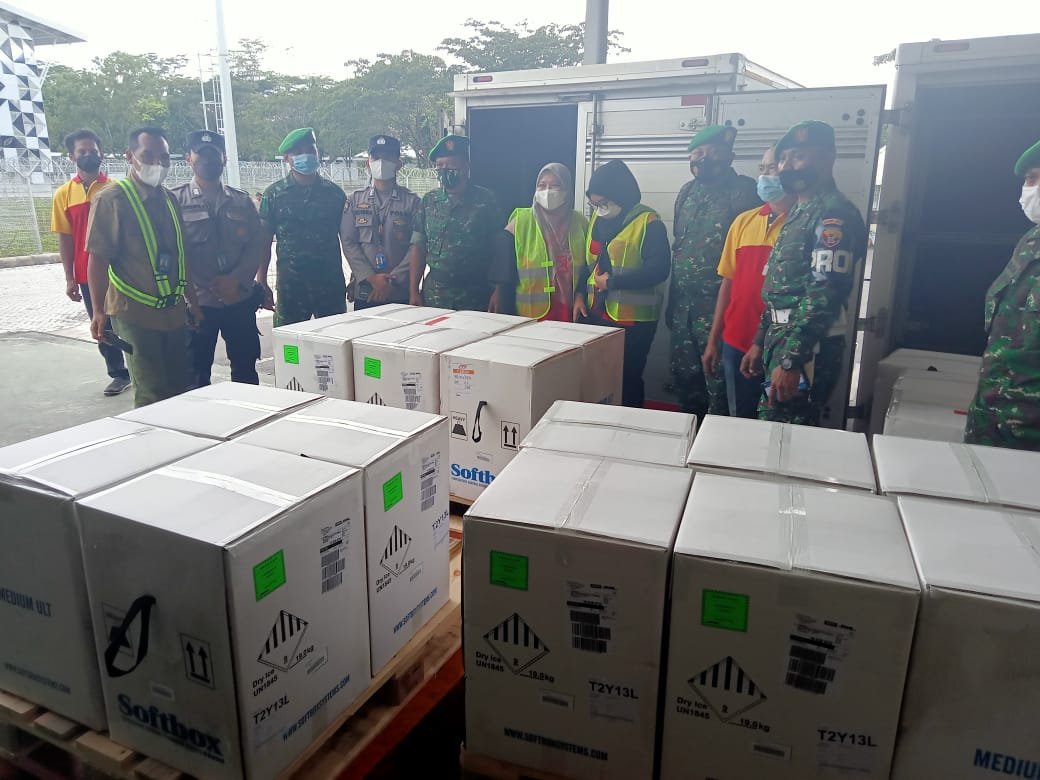Anggota Brimob Polda NTB Bersenjata Kawal Kedatangan 24 Ribu Vial Vaksin di Bandara ZAM
