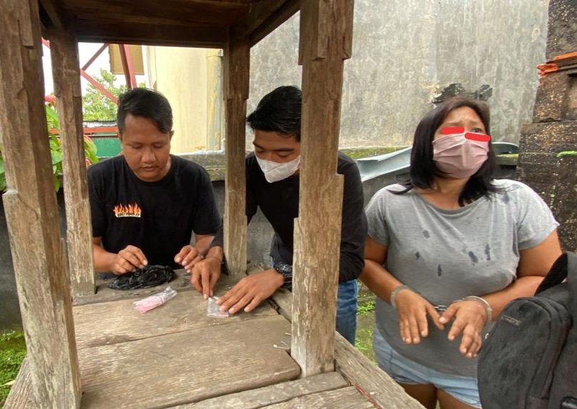 Jual Sabu, Ibu Rumah Tangga Warga Lingkungan Karang Medain Mataram Diborgol Polisi