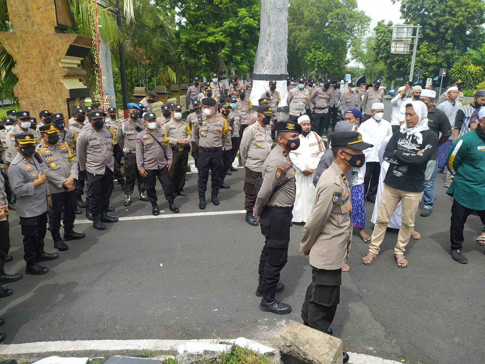 Buntut Viralnya Pengajian Ustadz Mizan Soal Makam, Warga Sekarbela Mataram Gelar Aksi di Mapolda NTB