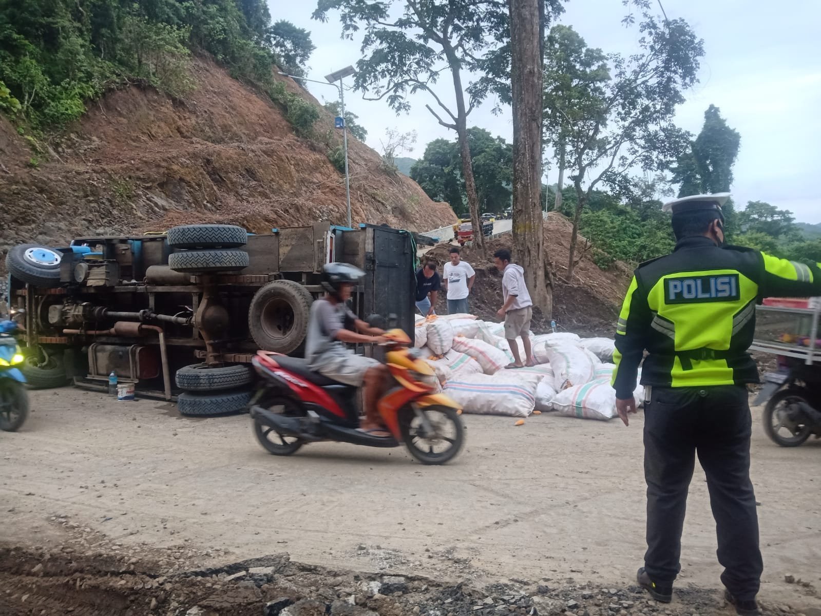 Ban Gembos, Truk Sarat Muatan jagung Oleng di Jalan Pusuk Manggala Lombok Utara