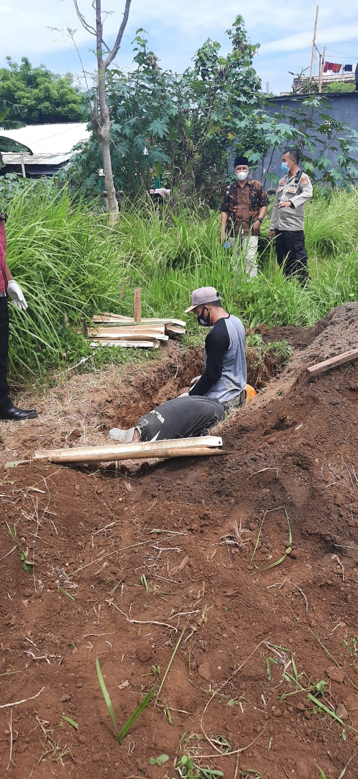 Mayat Tanpa Identitas Yang Ditemukan Meninggal Depan Toko Emas Melati Cakranegara Dimakamkan Tim Gabungan Polres Mataram dan Polsek Sandubaya