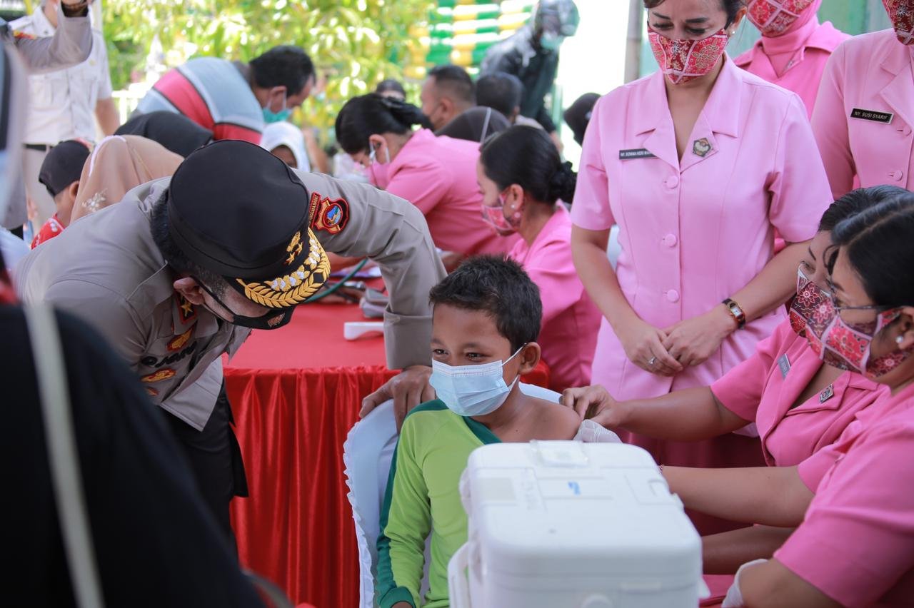 Kapolda NTB Apresiasi Vaksinasi Anak di MI Al-Amin Mataram, Irjen Djoko: Masyarakat NTB Memiliki Kesadaran Tinggi Ingin Keluar dari Pandemi