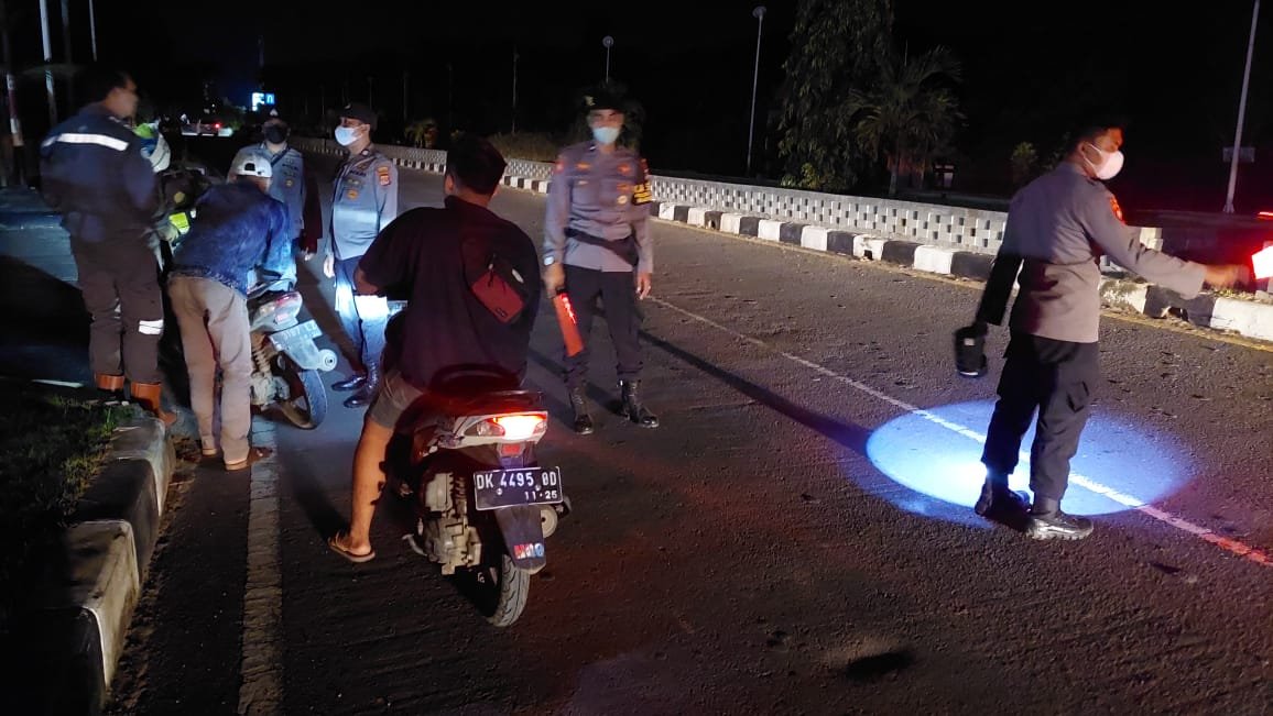 Tegakkan Prokes dan Jaga Kamtibmas, Polsek Kawasan Mandalika Tingkatkan Patroli Blue Light