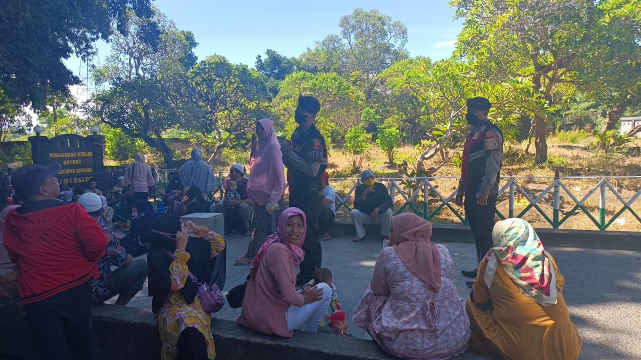 Kasat Sabhara Polres Mataram  Patroli ke Tempat Wisata, Himbau Warga Tidak Menggunakan Perhiasan Secara Berlebihan