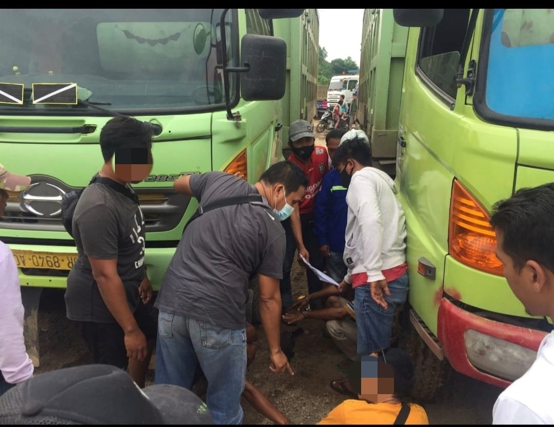 Diduga Terlibat Narkoba Tiga Sopir Truk Proyek Mandalika di Lombok Tengah Diborgol Polisi