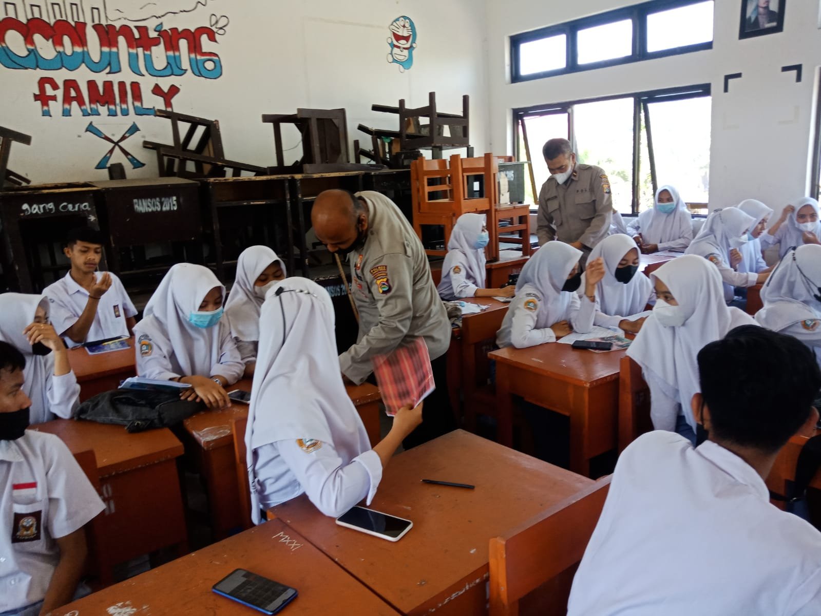 Sat Binmas Polres Lombok Tengah Suluh Pelajar SMKN1 Praya Kenakalan Remaja dan Bahaya Narkoba