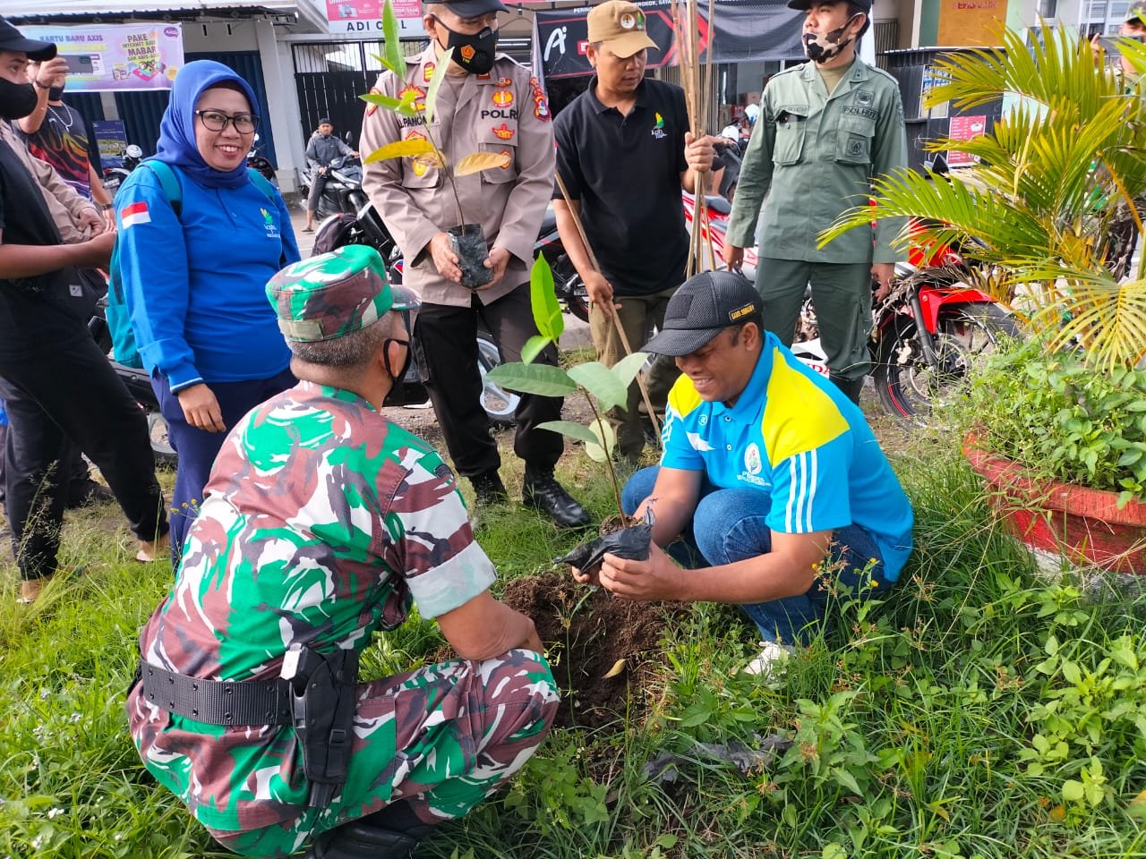 Lagi  Sepanjang Jalan Wisata Sembalun Dihijaukan, Ditanami Ratusan Bibit Pohon