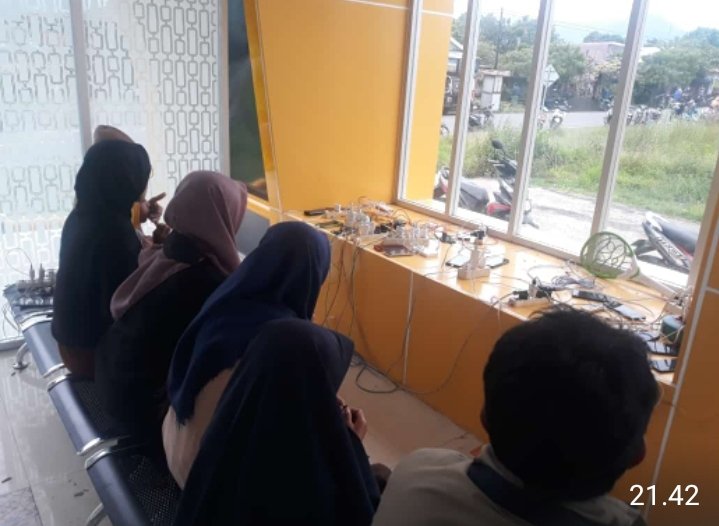 Listrik Padam, Terminal Bus Damri Sembalun Diserbu Warga Tempat Mengecas Hp