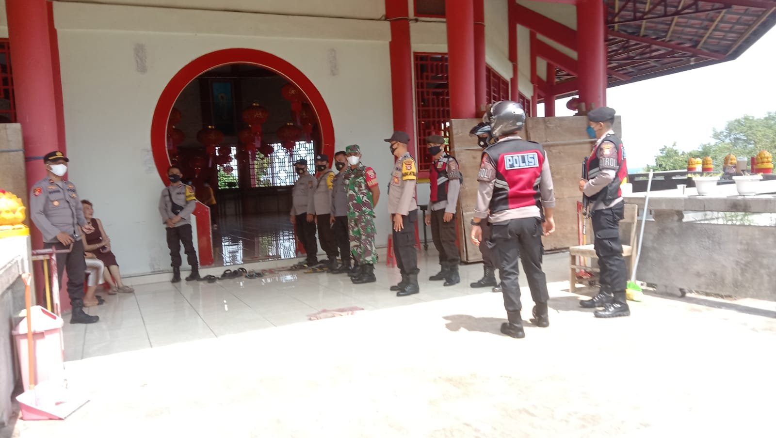 Gabungan TNi/Polri Amankan Perayaan Imlek di Wihara Bao An Gong Sumbawa Besar