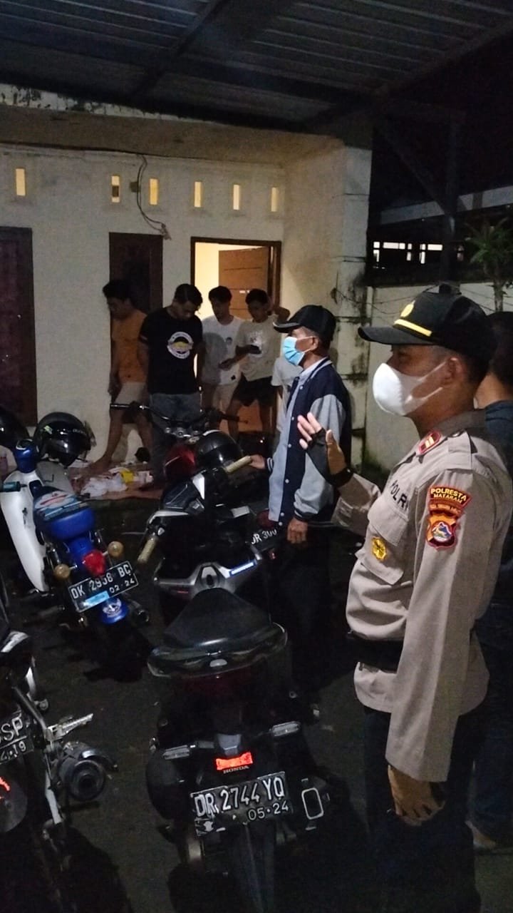 Kasian Jadi Anak Kos, Setiap Jelang Perayaan Hari Besar Nasional, Kos Kosan Mereka Selalu Jadi Sasaran Aparat