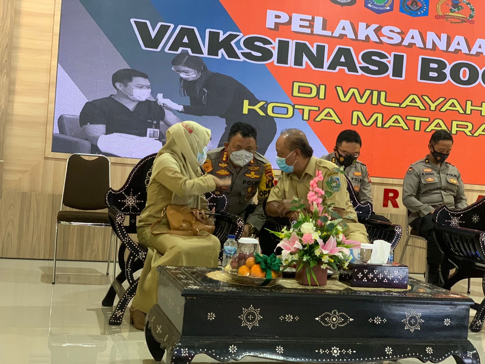 Wakapolda NTB Tinjau Pelaksanaan Vaksinasi Booster Serentak Di Polresta Mataram