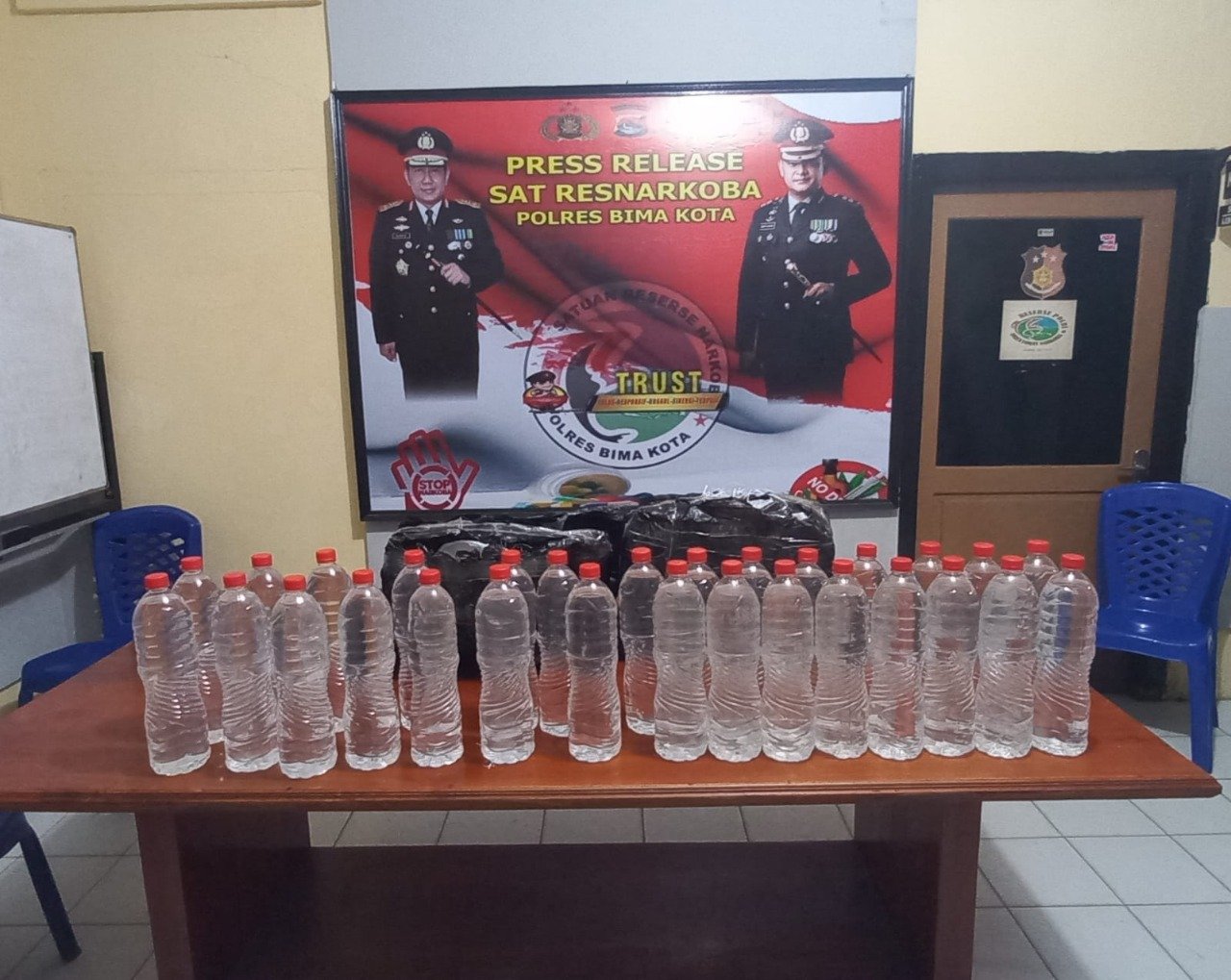 Puluhan Botol Arak Tuban Siap Jual, Disita Tim Cobra Alpha Polresta Bima
