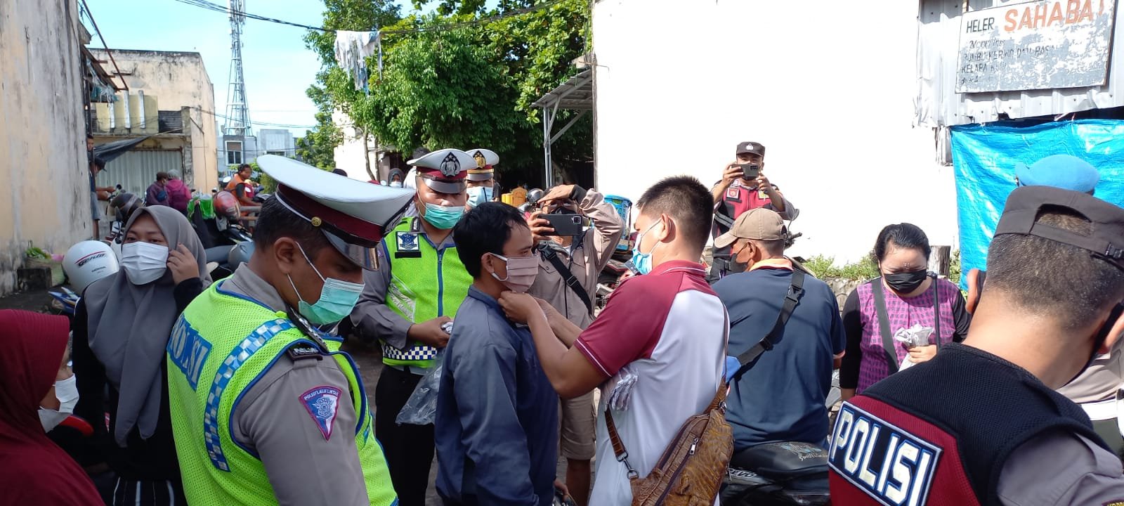 Omicron Mengganas di Kota Mataram, Polsek Sandubaya Razia Masker di Pasar Sayang Sayang