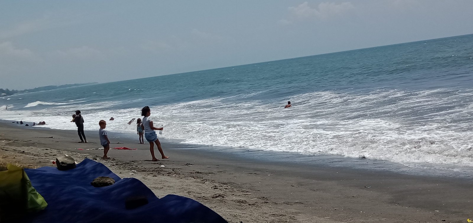 Ombak Deras Membahayakan Pengunjung, Pantai Taman Loak Balok dan  Kuliner yang Diresmikan Walikota Mataram  Perlu Petugas Pengamanan Pantai