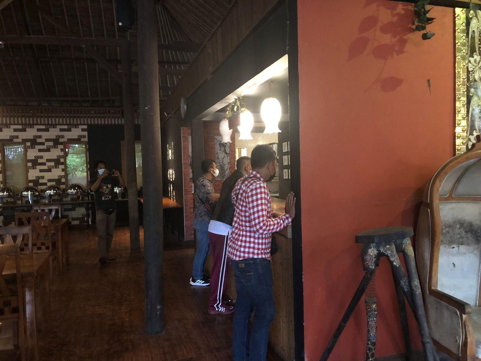 Jelang MotorGp, Ribuan Botol Miras Ilegal Disita Polres Lombok Tengah dari Sejumlah Hotel di Kawasan Wisata Pantai Kuta