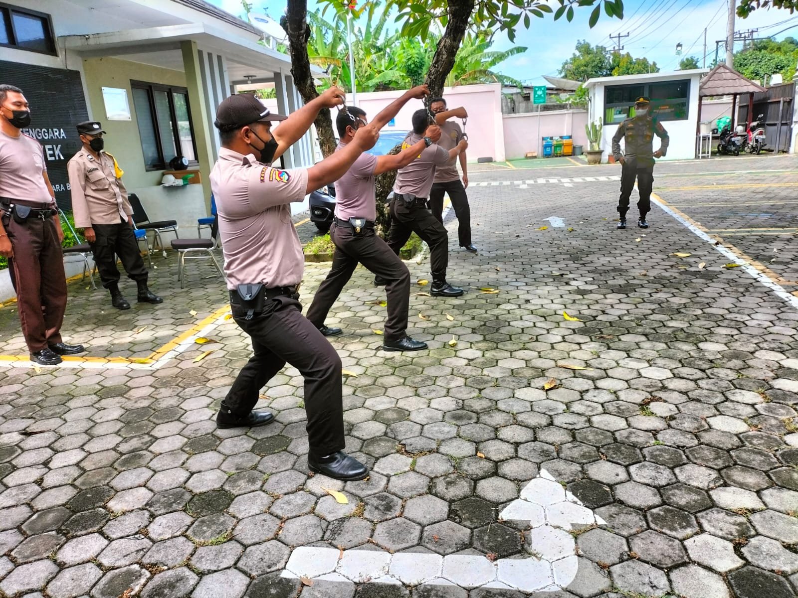 Antisipasi Terorisme Serang Mataram, Polsek Pagutan Bekali Satpam dan Karyawan PLN Bela Diri