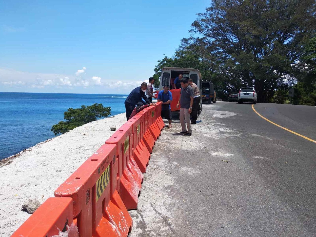 Masih dalam Perbaikan, Tanjakan Cafe Alberto Dipasangi Pembatas, Jembatan Meninting Masih Ditutup