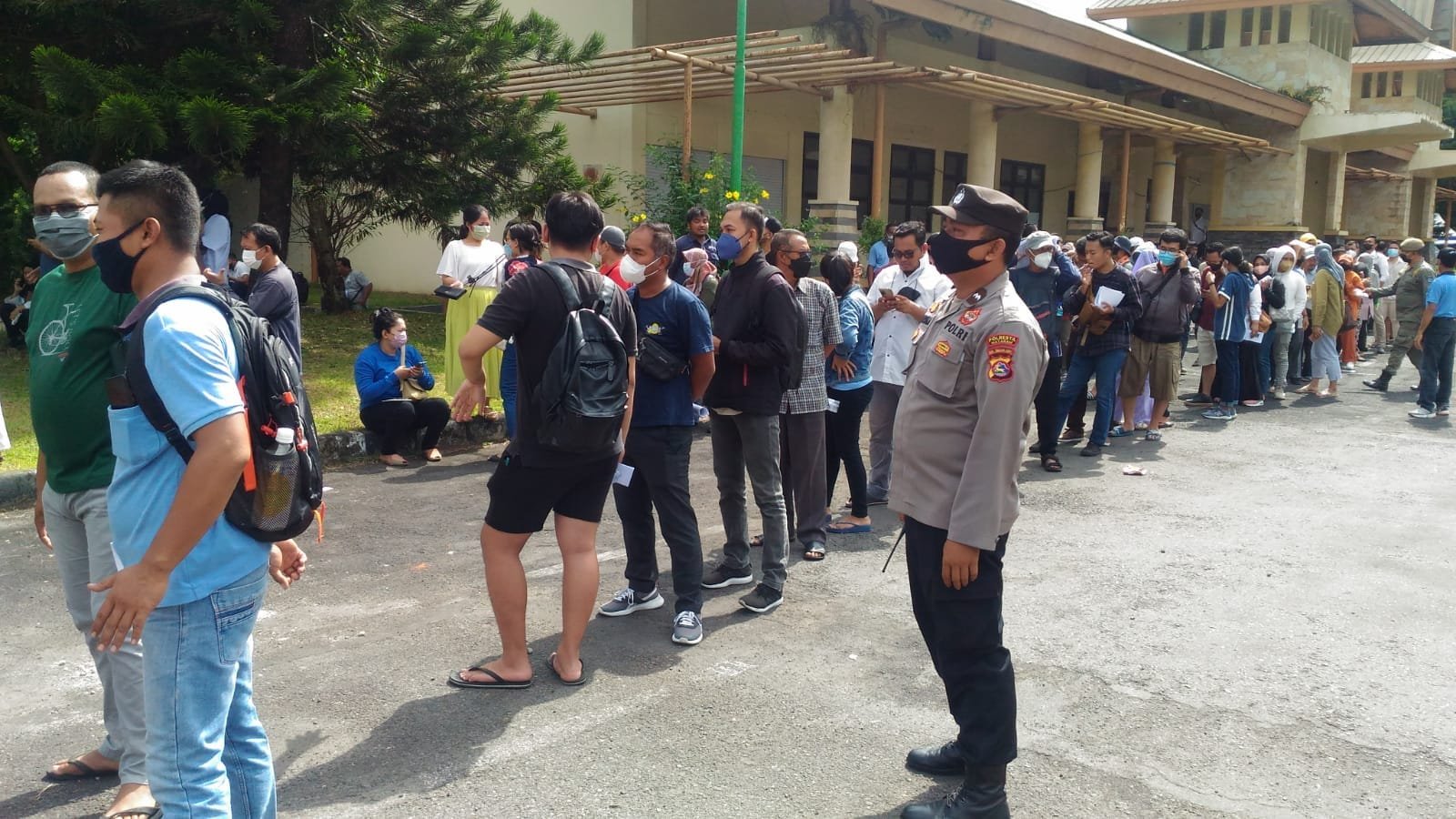 Pembelian Tiket MotoGP Laris Manis, Terjadi Antrian Panjang Hingga Unit Patroli Sabhara Polsek Mataram Berikan Pengamanan