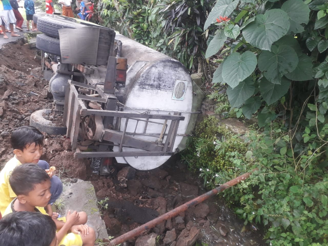 Tidak Kuat Melaju Ditanjakan Mobil Pengangkut  Minyak Goreng Terguling di Mantang Lombok Tengah