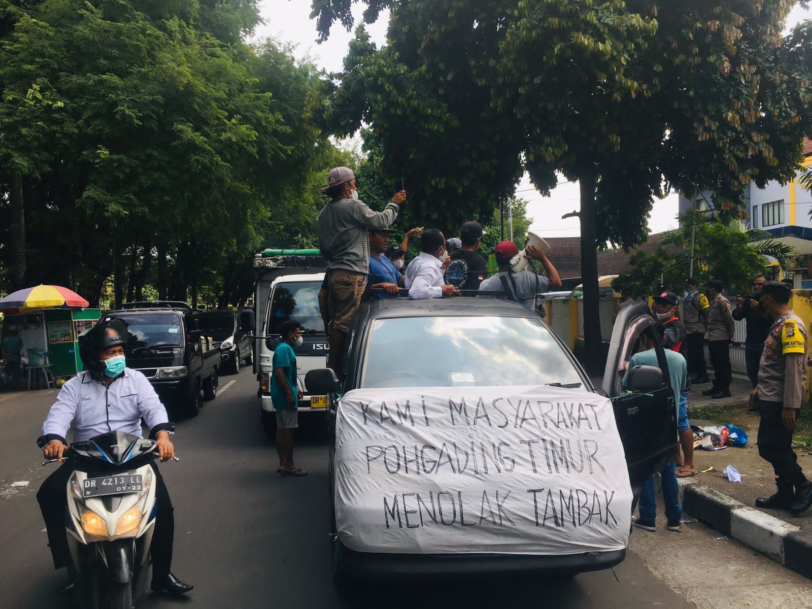 Tolak Tambak Udang, Warga Pohgading Timur Demo Kantor BPN dan Sampaikan Aspirasi ke Dewan