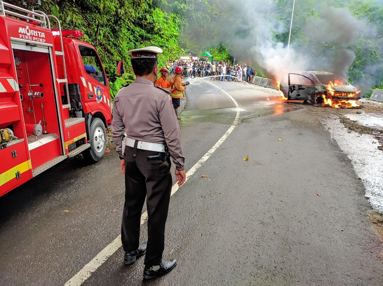 Mobil Grand Livina Terbakar di Pusuk Pemenang Lombok Barat, Kamacetan Setengah Jam