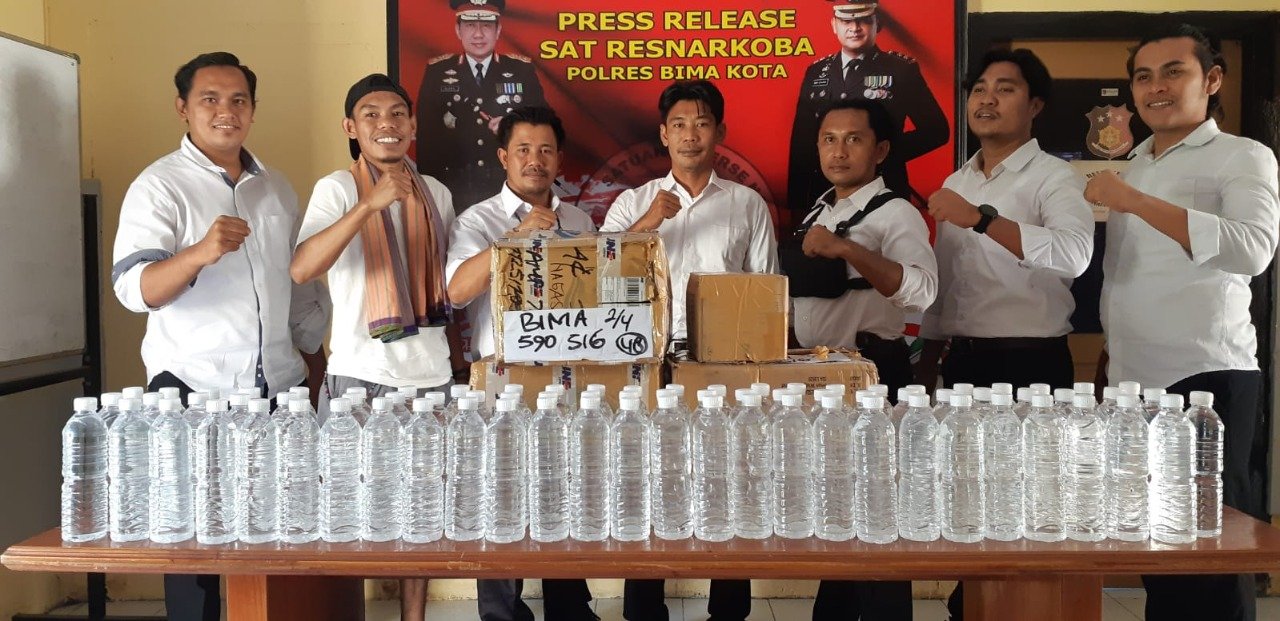 Arak Bali Masuk Wilayah Bima Kota, 80 Botol Miras Kiriman dari Denpasar Disita Aparat Kepolisian