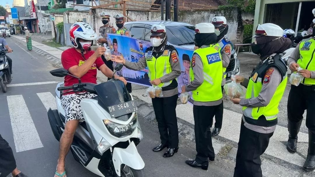 Alhamdulillah, Satuan Lalulintas Polres Loteng Bagi Takjil Gratis Kepada Pengendara