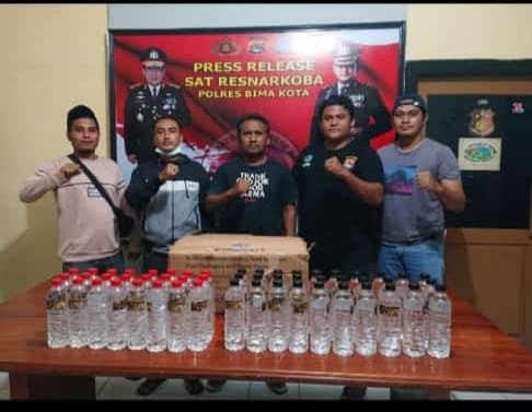 Jualan Miras di Bulan Puasa, Polisi di Kota Bima Geruduk  Rumah Warga dan  Sita Puluhan Botol Arak Bali